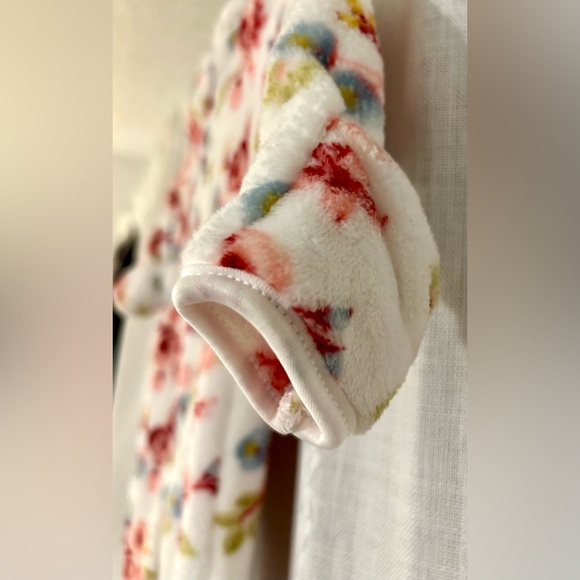 Le Top Bebe, sleeper, onesie. Pink floral patter sz. 6-9 mos. - Picture 5 of 13